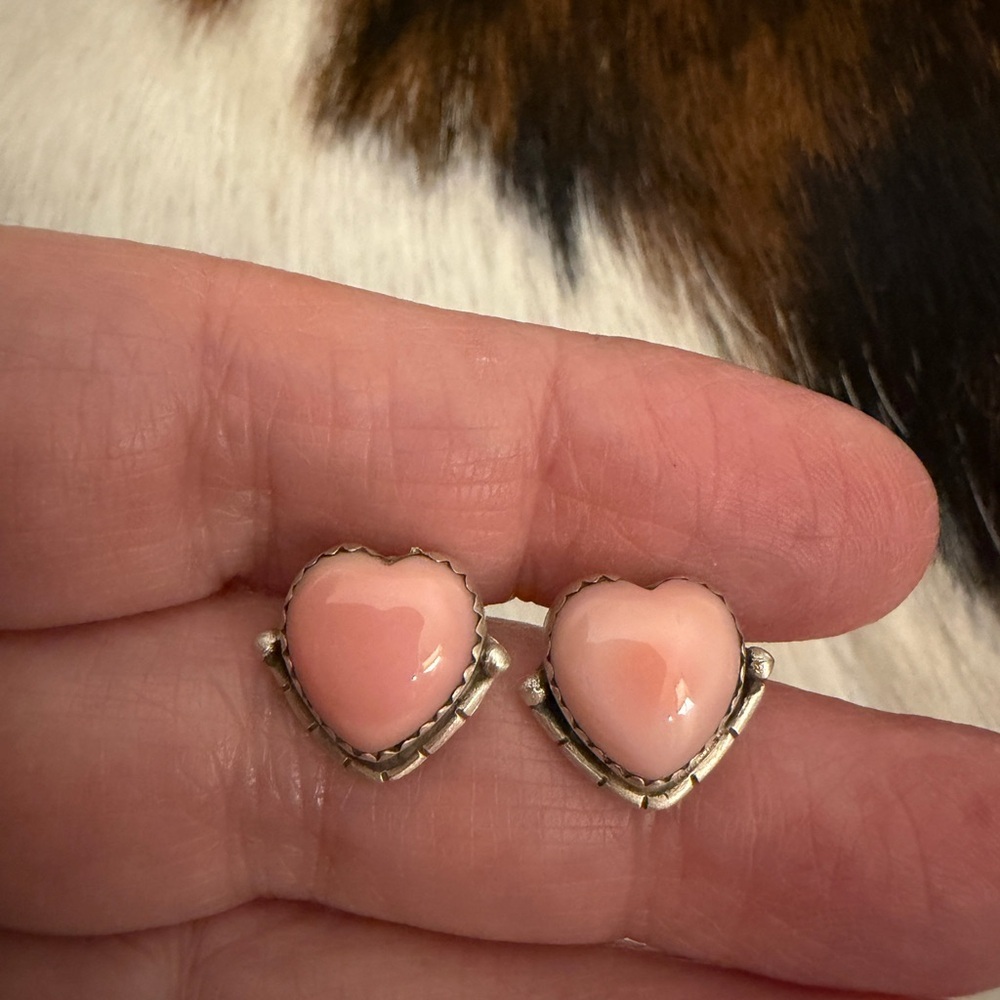 ❤️ Queen Pink Conch Navajo Style Heart Stud Earrings Matte Brushed Sterling 3.9G - Picture 5 of 14
